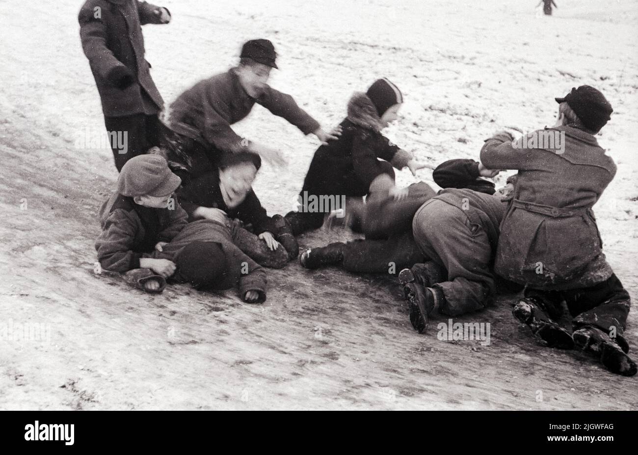 Kinder spielen im Schnee im Berlin nach dem Krieg, Deutschland 1947. Stockfoto
