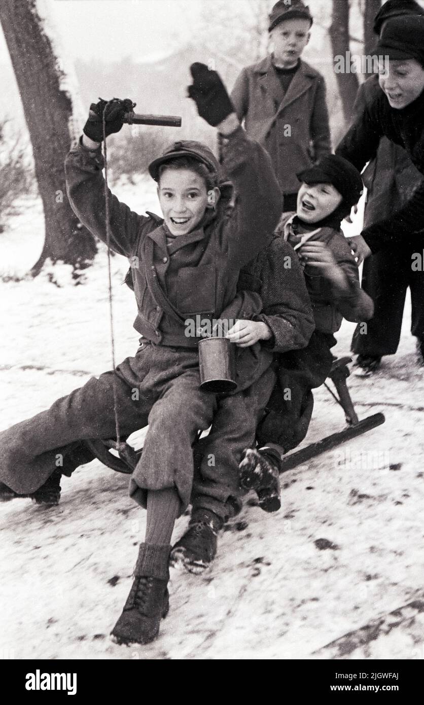 Kinder spielen im Schnee im Berlin nach dem Krieg, Deutschland 1947. Stockfoto