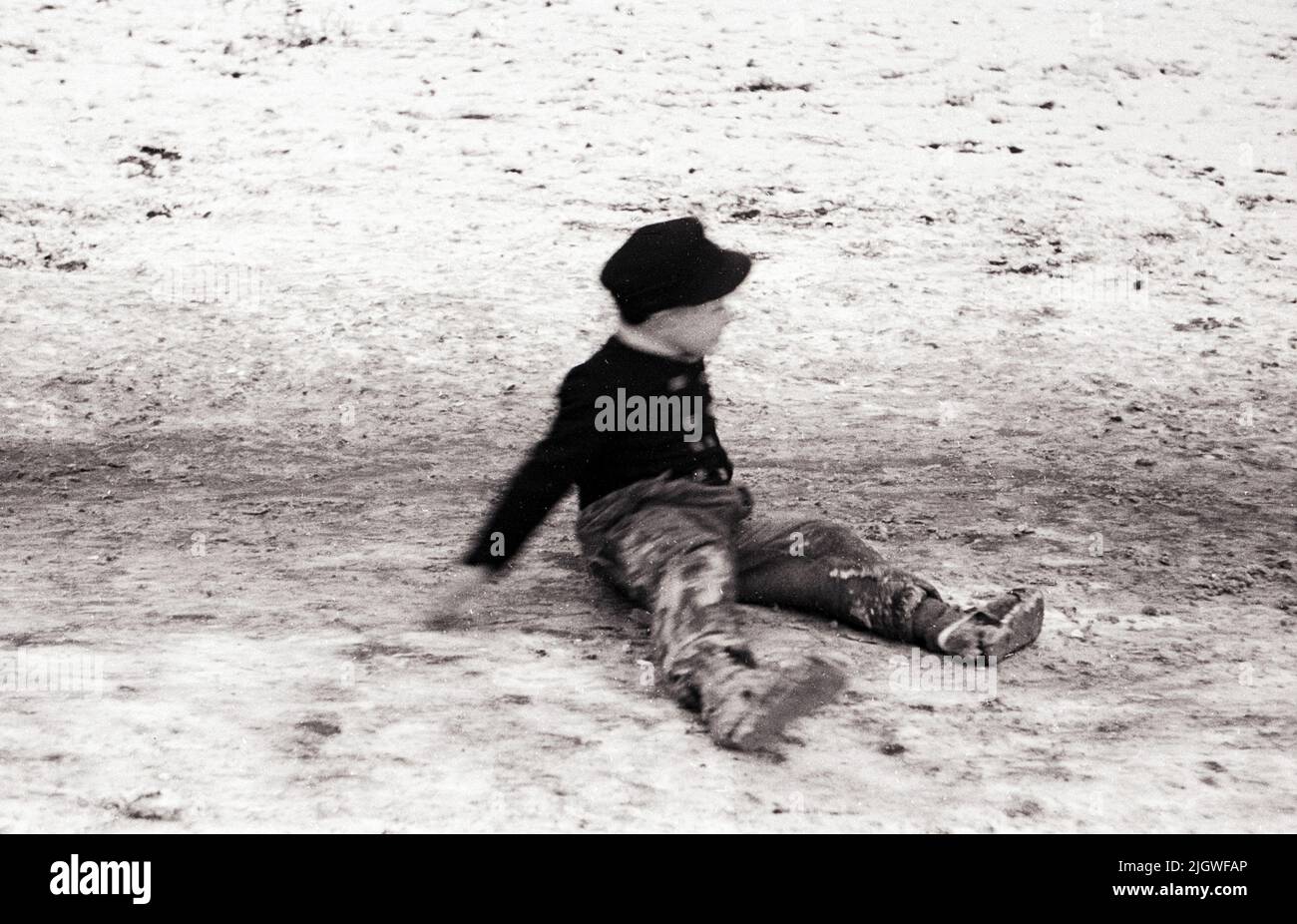 Kinder spielen im Schnee im Berlin nach dem Krieg, Deutschland 1947. Stockfoto