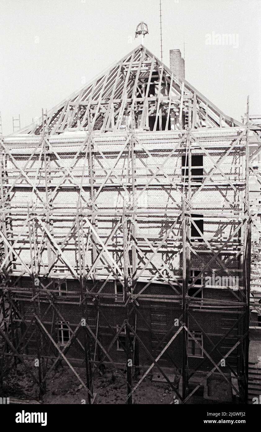 Nordwestdeutscher Rundfunk - im Wiederaufbau: Richtfest am Gebäude des Nordwestdeutschen Rundfunks am Heidelberger Platz 3 in Berlin, Deutschland 1947. Stockfoto