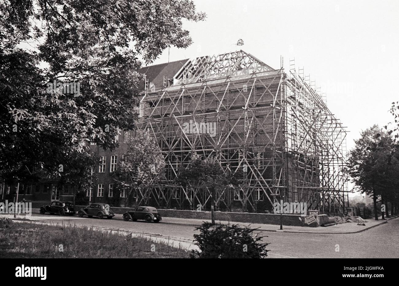 Nordwestdeutscher Rundfunk - im Wiederaufbau: Richtfest am Gebäude des Nordwestdeutschen Rundfunks am Heidelberger Platz 3 in Berlin, Deutschland 1947. Stockfoto