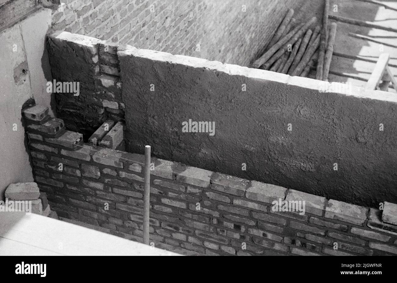 Nordwestdeutscher Rundfunk - im Wiederaufbau: Bauarbeiten im Gebäude des Nordwestdeutschen Rundfunks am Heidelberger Platz 3 in Berlin, Deutschland 1947. Stockfoto