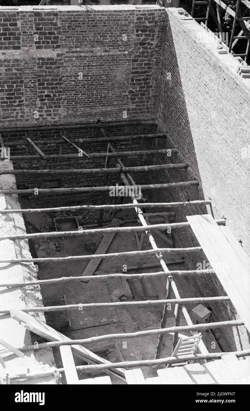 Nordwestdeutscher Rundfunk - im Wiederaufbau: Bauarbeiten im Gebäude des Nordwestdeutschen Rundfunks am Heidelberger Platz 3 in Berlin, Deutschland 1947. Stockfoto