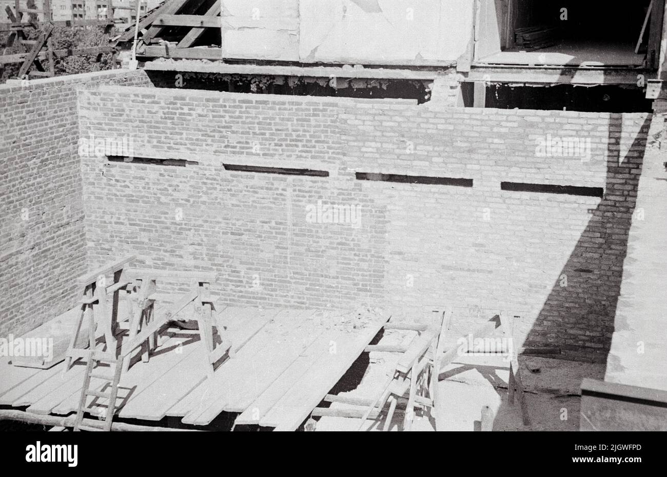 Nordwestdeutscher Rundfunk - im Wiederaufbau: Bauarbeiten im Gebäude des Nordwestdeutschen Rundfunks am Heidelberger Platz 3 in Berlin, Deutschland 1947. Stockfoto