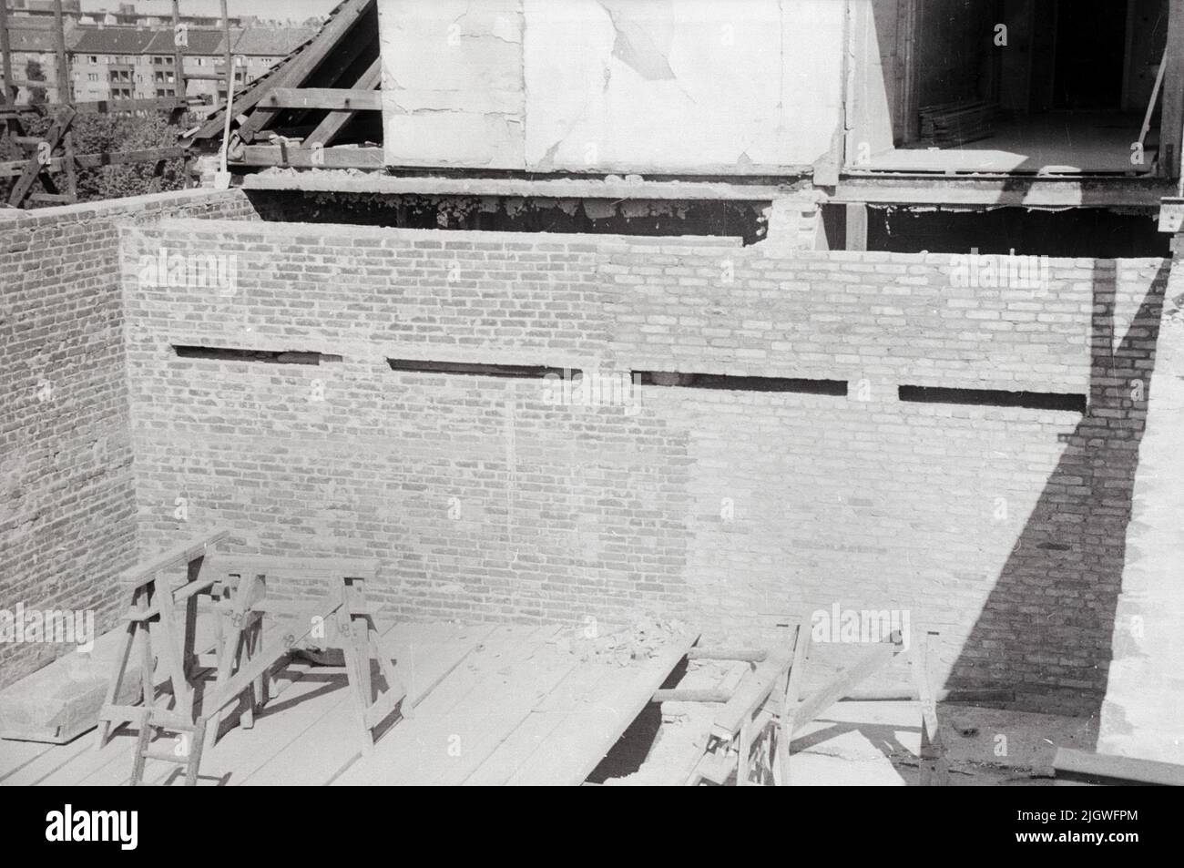 Nordwestdeutscher Rundfunk - im Wiederaufbau: Bauarbeiten im Gebäude des Nordwestdeutschen Rundfunks am Heidelberger Platz 3 in Berlin, Deutschland 1947. Stockfoto