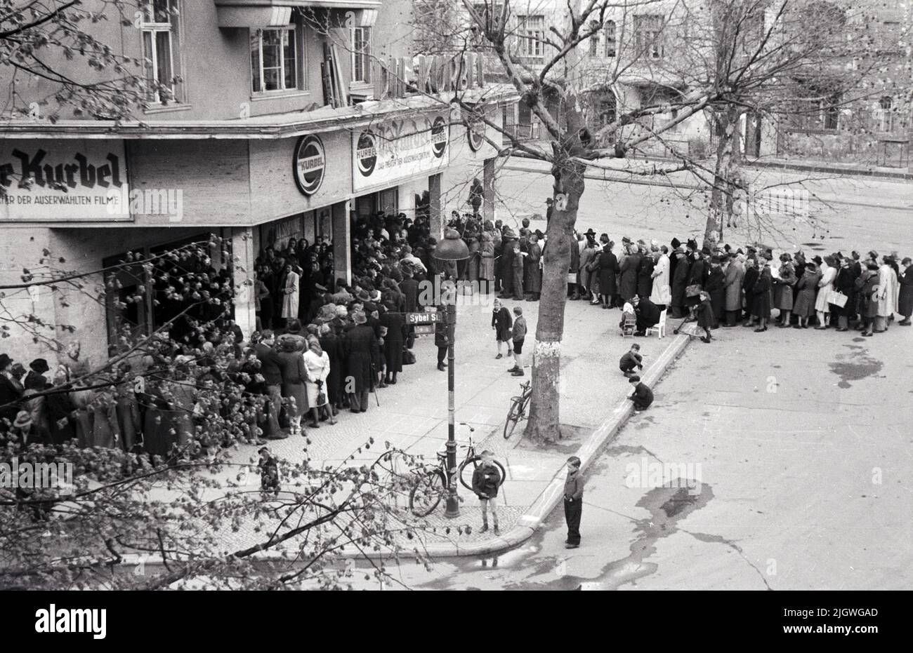 Menschen stehen lange, um ins Kino 'die Kurbel - das Theater der auserwählten FIME' in der Giesebrechtstraße 4 in Charlottenburg zu kommen, Berlin, Deutschland 1947. Stockfoto