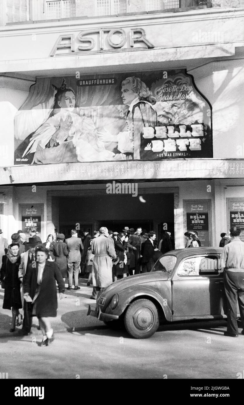 Andrang vor dem 'Astor' Kino in Berlin: Die Menschen möchten den Film 'La Belle et la bete' mit Jean Marais und Josette Day shen, Berlin, Deutschland 1947. Stockfoto