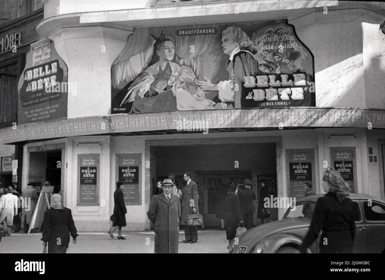 Andrang vor dem 'Astor' Kino in Berlin: Die Menschen möchten den Film 'La Belle et la bete' mit Jean Marais und Josette Day shen, Berlin, Deutschland 1947. Stockfoto