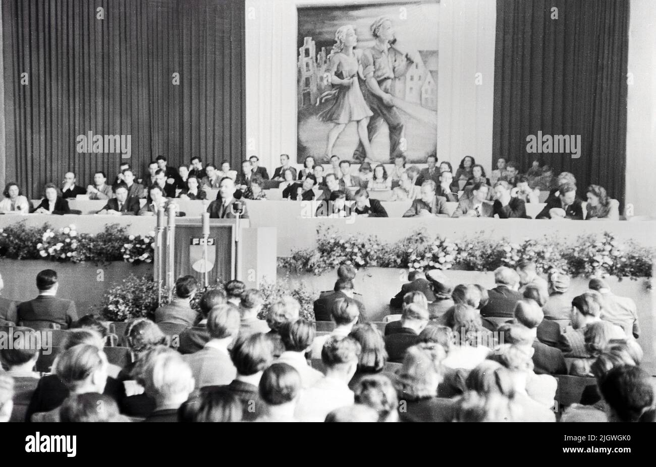 Heinz Keßler (?) Hält eine Ansprache beim Pfingsttreffen und 2. Parlament der FDJ in Meissen, Deutschland 1947. Stockfoto