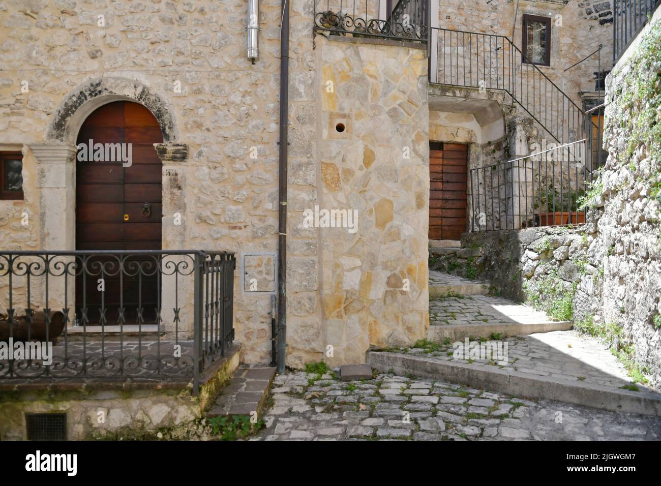 Eine schmale Straße zwischen den alten Steinhäusern von Campo di Gio, einem mittelalterlichen Dorf in den Abruzzen in Italien. Stockfoto