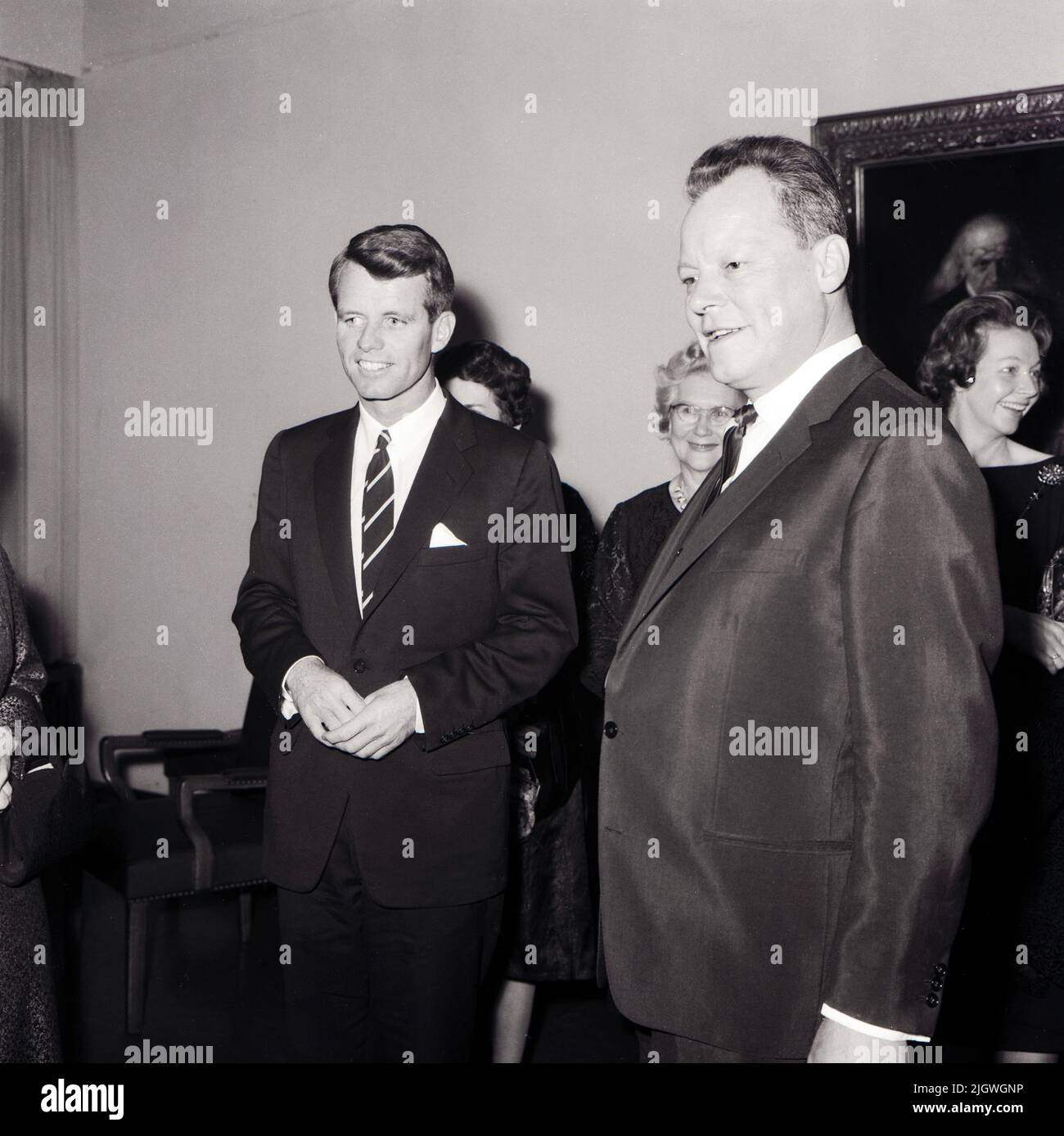 Original-Bildunterschrift: Robert F. Kennedy, Bruder des amerikanischen Präsidenten und Justizminister USA, sprach im Auditorium Maximum der Berliner FU. Robert F. Kennedy und Willy Brandt im Vorraum, Berlin, Deutschland 1962. Stockfoto