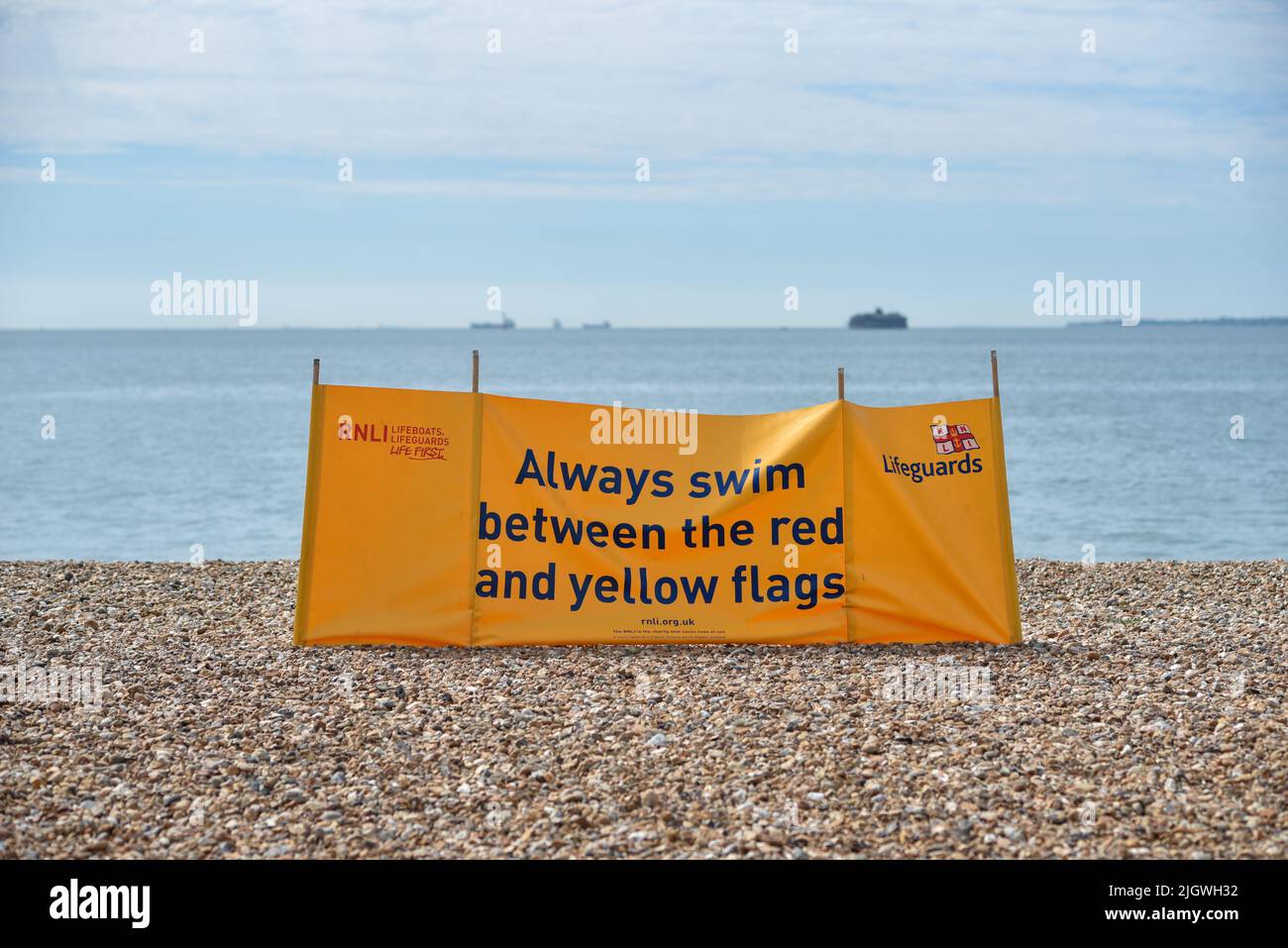 RNLI Rettungsschwimmer Warnschild am Southsea Beach in Portsmouth, England. Den Schwimmern raten, wohin sie im Wasser gehen sollen. Stockfoto