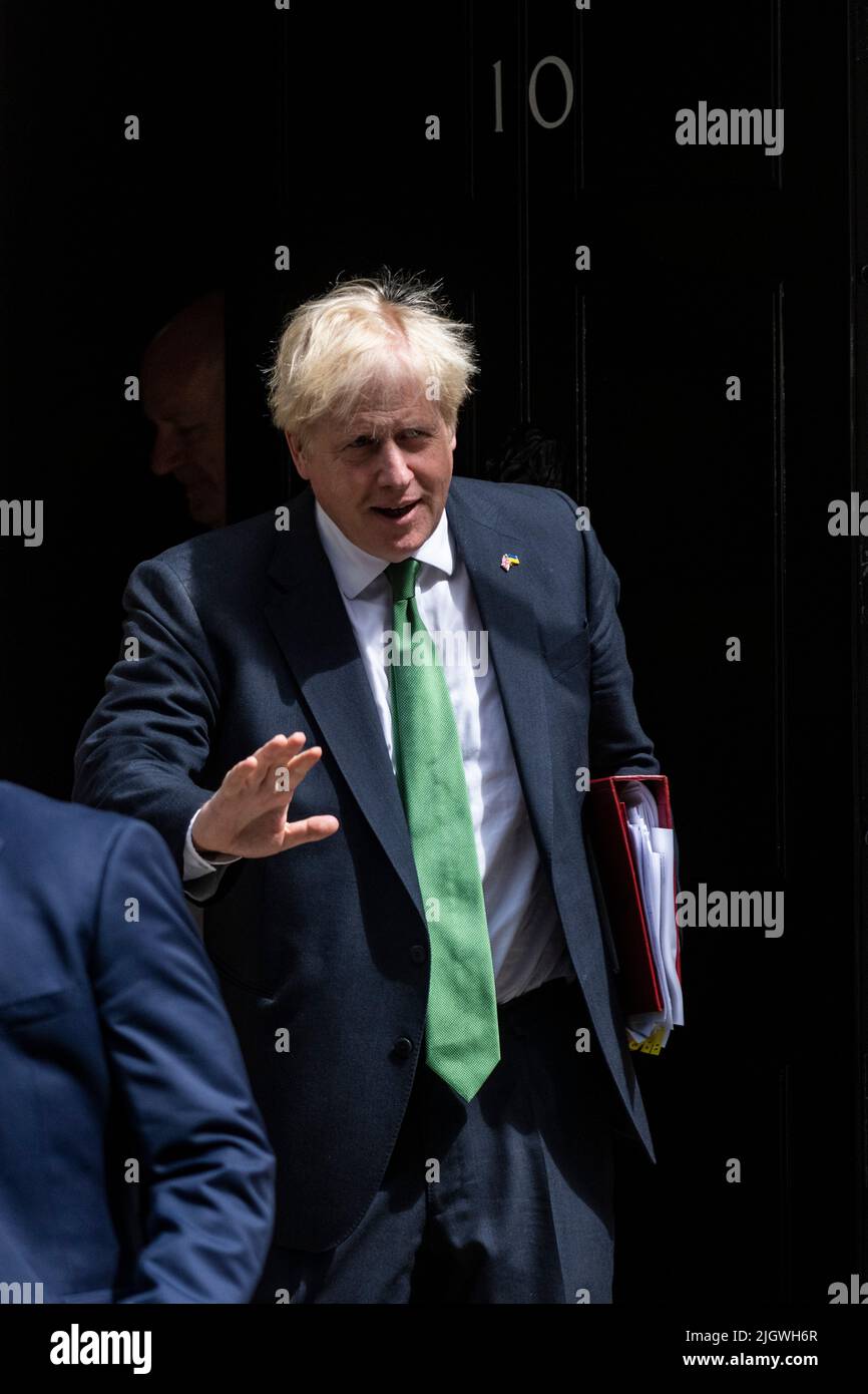 London, Großbritannien. 13. Juli 2022. Boris Johnson, scheidender Premierminister, verlässt die Downing Street 10, um Fragen des Premierministers (PMQs) im Unterhaus zu stellen. Die Abstimmung über einen von acht Kandidaten, der ihn als konservativen Parteivorsitzenden und Premierminister ersetzen soll, beginnt heute später. Kredit: Stephen Chung / Alamy Live Nachrichten Stockfoto London, Großbritannien. 13. Juli 2022. Boris Johnson, scheidender Premierminister, verlässt die Downing Street 10, um Fragen des Premierministers (PMQs) im Unterhaus zu stellen. Die Abstimmung über einen von acht Kandidaten, der ihn als konservativen Parteivorsitzenden und Premierminister ersetzen soll, beginnt heute später. Kredit: Stephen Chung / Alamy Live Nachrichten Stockfoto