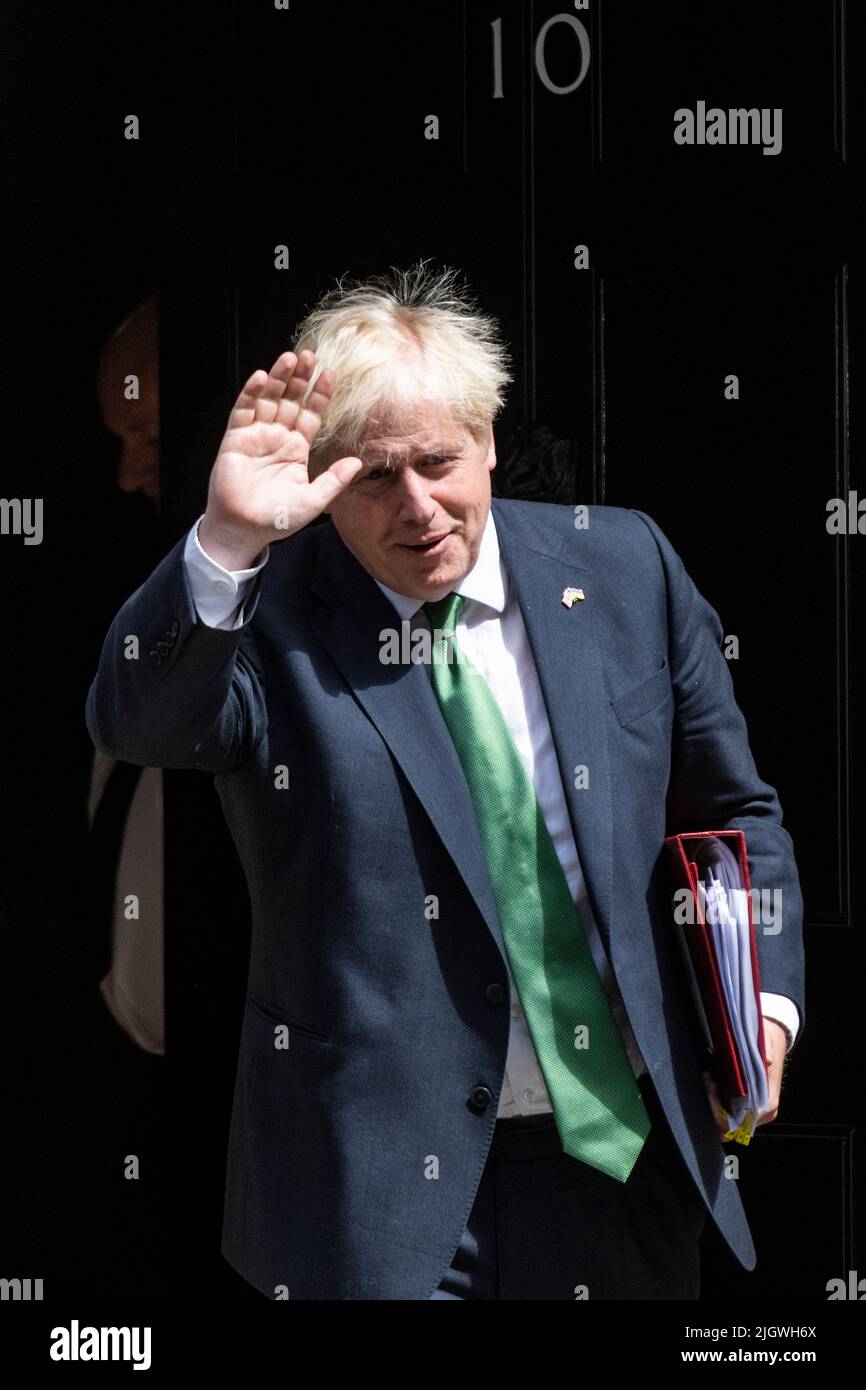 London, Großbritannien. 13. Juli 2022. Boris Johnson, scheidender Premierminister, verlässt die Downing Street 10, um Fragen des Premierministers (PMQs) im Unterhaus zu stellen. Die Abstimmung über einen von acht Kandidaten, der ihn als konservativen Parteivorsitzenden und Premierminister ersetzen soll, beginnt heute später. Kredit: Stephen Chung / Alamy Live Nachrichten Stockfoto London, Großbritannien. 13. Juli 2022. Boris Johnson, scheidender Premierminister, verlässt die Downing Street 10, um Fragen des Premierministers (PMQs) im Unterhaus zu stellen. Die Abstimmung über einen von acht Kandidaten, der ihn als konservativen Parteivorsitzenden und Premierminister ersetzen soll, beginnt heute später. Kredit: Stephen Chung / Alamy Live Nachrichten Stockfoto