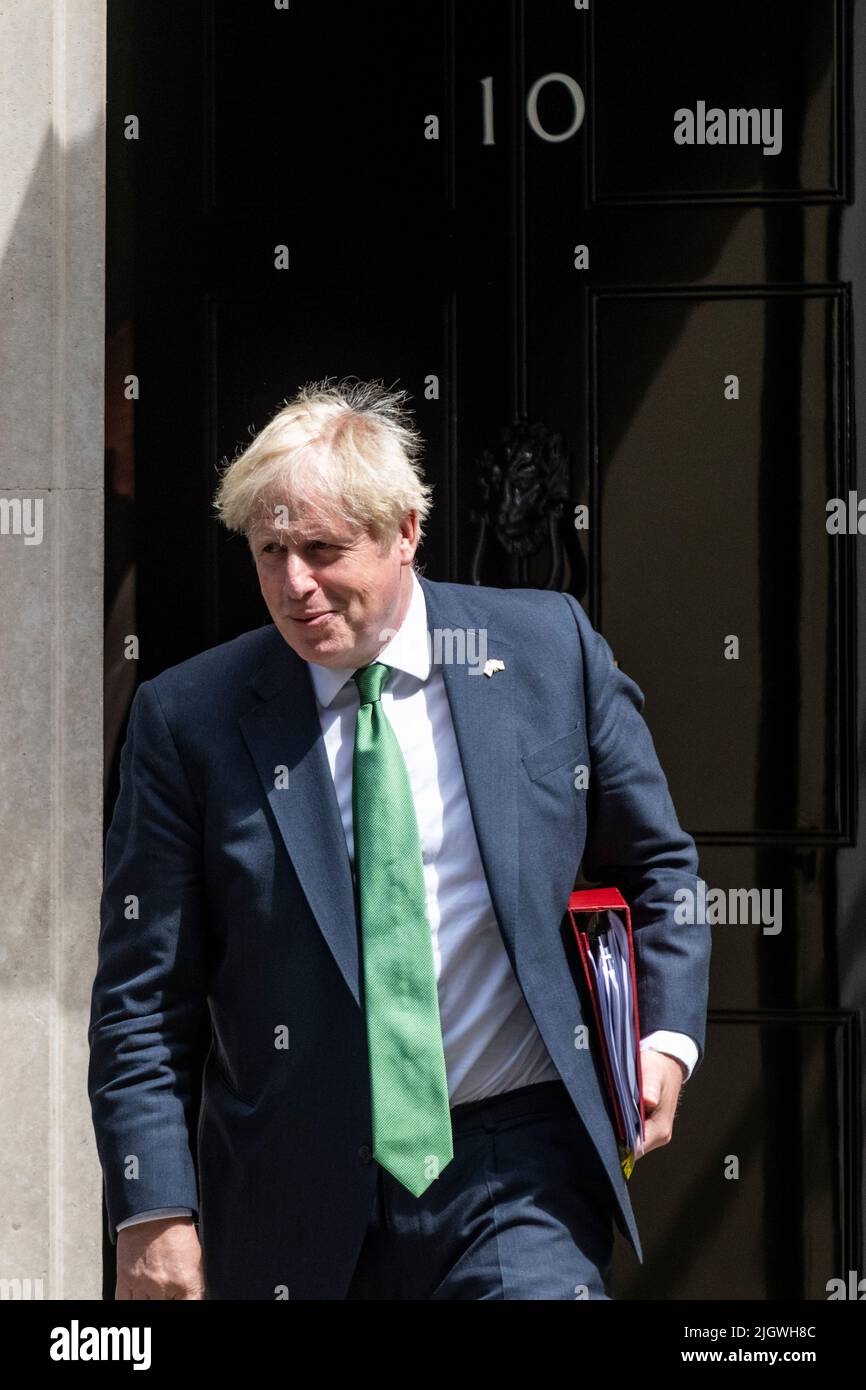London, Großbritannien. 13. Juli 2022. Boris Johnson, scheidender Premierminister, verlässt die Downing Street 10, um Fragen des Premierministers (PMQs) im Unterhaus zu stellen. Die Abstimmung über einen von acht Kandidaten, der ihn als konservativen Parteivorsitzenden und Premierminister ersetzen soll, beginnt heute später. Kredit: Stephen Chung / Alamy Live Nachrichten Stockfoto London, Großbritannien. 13. Juli 2022. Boris Johnson, scheidender Premierminister, verlässt die Downing Street 10, um Fragen des Premierministers (PMQs) im Unterhaus zu stellen. Die Abstimmung über einen von acht Kandidaten, der ihn als konservativen Parteivorsitzenden und Premierminister ersetzen soll, beginnt heute später. Kredit: Stephen Chung / Alamy Live Nachrichten Stockfoto