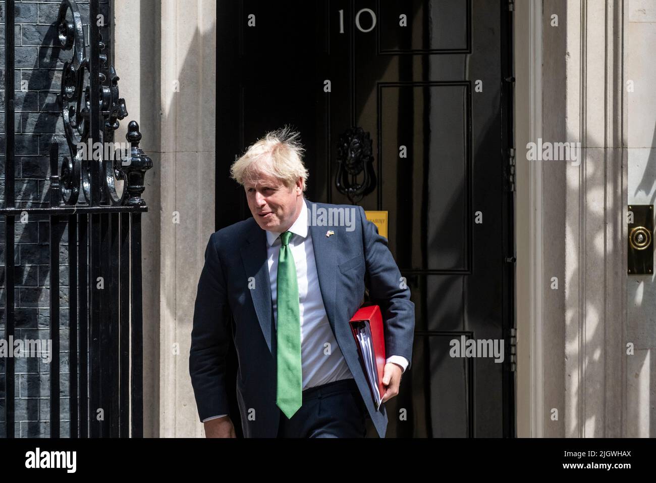London, Großbritannien. 13. Juli 2022. Boris Johnson, scheidender Premierminister, verlässt die Downing Street 10, um Fragen des Premierministers (PMQs) im Unterhaus zu stellen. Die Abstimmung über einen von acht Kandidaten, der ihn als konservativen Parteivorsitzenden und Premierminister ersetzen soll, beginnt heute später. Kredit: Stephen Chung / Alamy Live Nachrichten Stockfoto London, Großbritannien. 13. Juli 2022. Boris Johnson, scheidender Premierminister, verlässt die Downing Street 10, um Fragen des Premierministers (PMQs) im Unterhaus zu stellen. Die Abstimmung über einen von acht Kandidaten, der ihn als konservativen Parteivorsitzenden und Premierminister ersetzen soll, beginnt heute später. Kredit: Stephen Chung / Alamy Live Nachrichten Stockfoto