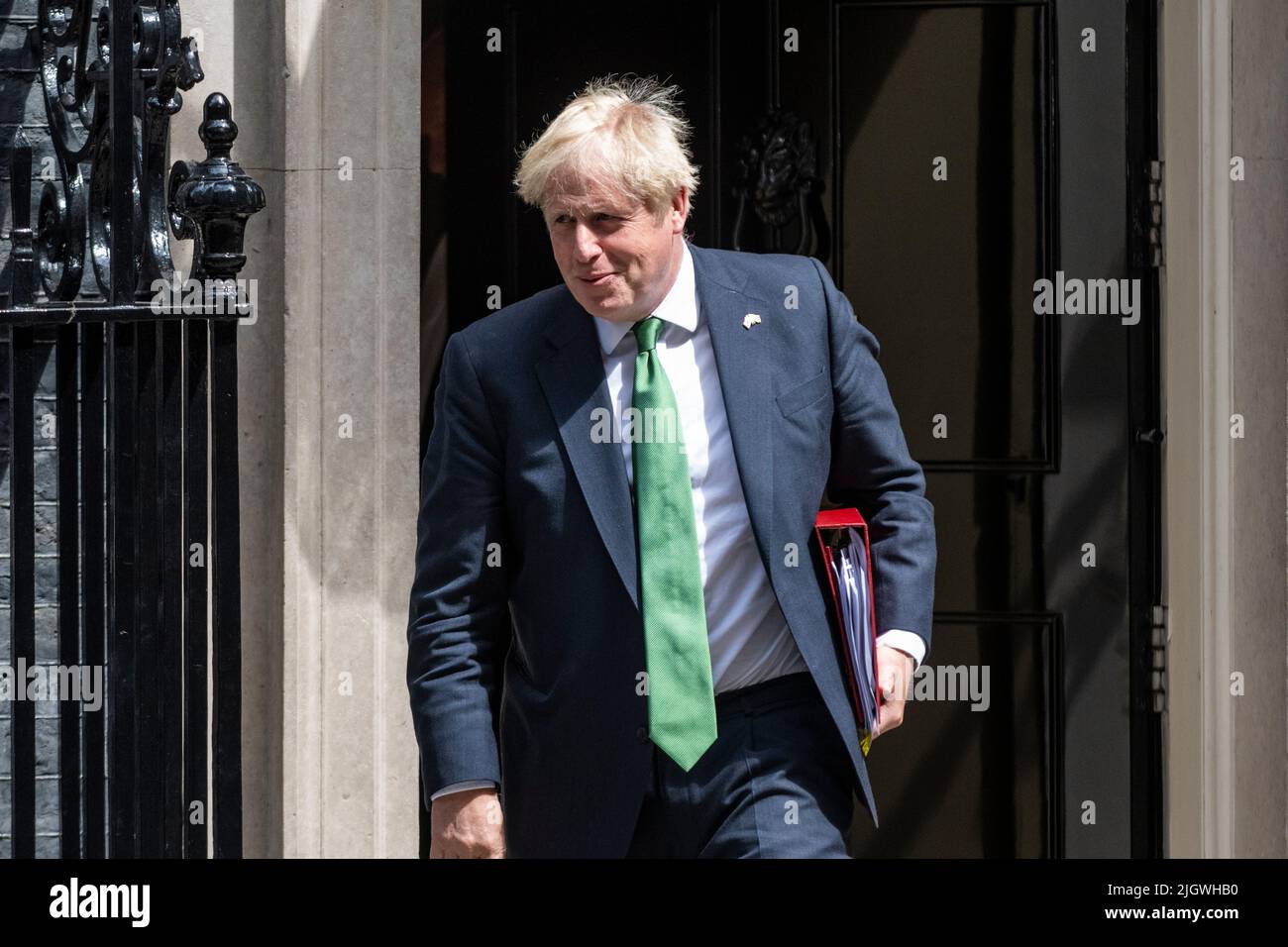 London, Großbritannien. 13. Juli 2022. Boris Johnson, scheidender Premierminister, verlässt die Downing Street 10, um Fragen des Premierministers (PMQs) im Unterhaus zu stellen. Die Abstimmung über einen von acht Kandidaten, der ihn als konservativen Parteivorsitzenden und Premierminister ersetzen soll, beginnt heute später. Kredit: Stephen Chung / Alamy Live Nachrichten Stockfoto London, Großbritannien. 13. Juli 2022. Boris Johnson, scheidender Premierminister, verlässt die Downing Street 10, um Fragen des Premierministers (PMQs) im Unterhaus zu stellen. Die Abstimmung über einen von acht Kandidaten, der ihn als konservativen Parteivorsitzenden und Premierminister ersetzen soll, beginnt heute später. Kredit: Stephen Chung / Alamy Live Nachrichten Stockfoto
