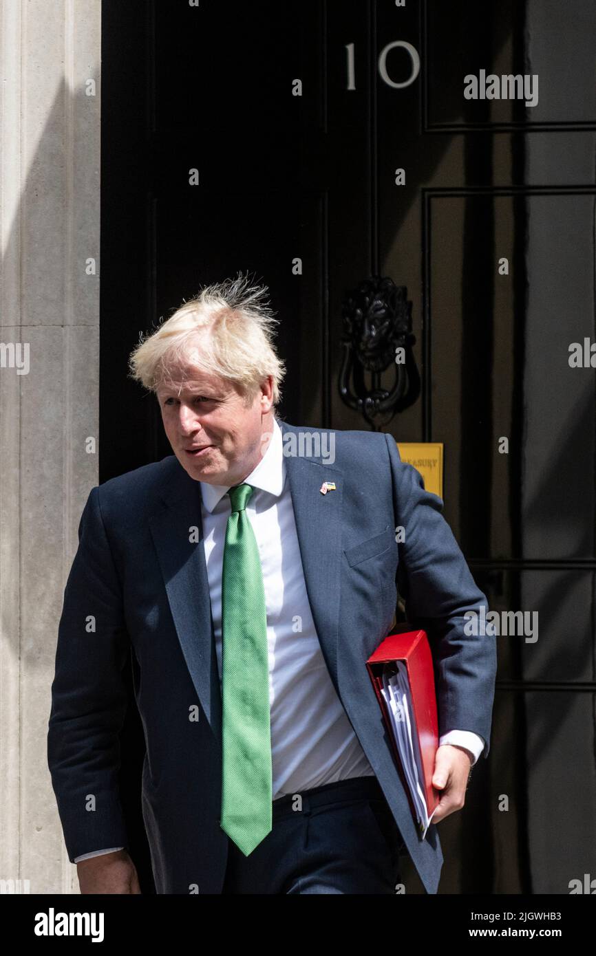 London, Großbritannien. 13. Juli 2022. Boris Johnson, scheidender Premierminister, verlässt die Downing Street 10, um Fragen des Premierministers (PMQs) im Unterhaus zu stellen. Die Abstimmung über einen von acht Kandidaten, der ihn als konservativen Parteivorsitzenden und Premierminister ersetzen soll, beginnt heute später. Kredit: Stephen Chung / Alamy Live Nachrichten Stockfoto London, Großbritannien. 13. Juli 2022. Boris Johnson, scheidender Premierminister, verlässt die Downing Street 10, um Fragen des Premierministers (PMQs) im Unterhaus zu stellen. Die Abstimmung über einen von acht Kandidaten, der ihn als konservativen Parteivorsitzenden und Premierminister ersetzen soll, beginnt heute später. Kredit: Stephen Chung / Alamy Live Nachrichten Stockfoto
