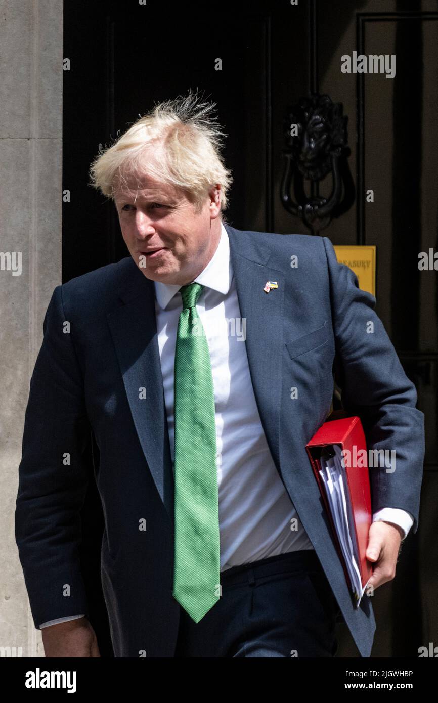 London, Großbritannien. 13. Juli 2022. Boris Johnson, scheidender Premierminister, verlässt die Downing Street 10, um Fragen des Premierministers (PMQs) im Unterhaus zu stellen. Die Abstimmung über einen von acht Kandidaten, der ihn als konservativen Parteivorsitzenden und Premierminister ersetzen soll, beginnt heute später. Kredit: Stephen Chung / Alamy Live Nachrichten Stockfoto London, Großbritannien. 13. Juli 2022. Boris Johnson, scheidender Premierminister, verlässt die Downing Street 10, um Fragen des Premierministers (PMQs) im Unterhaus zu stellen. Die Abstimmung über einen von acht Kandidaten, der ihn als konservativen Parteivorsitzenden und Premierminister ersetzen soll, beginnt heute später. Kredit: Stephen Chung / Alamy Live Nachrichten Stockfoto