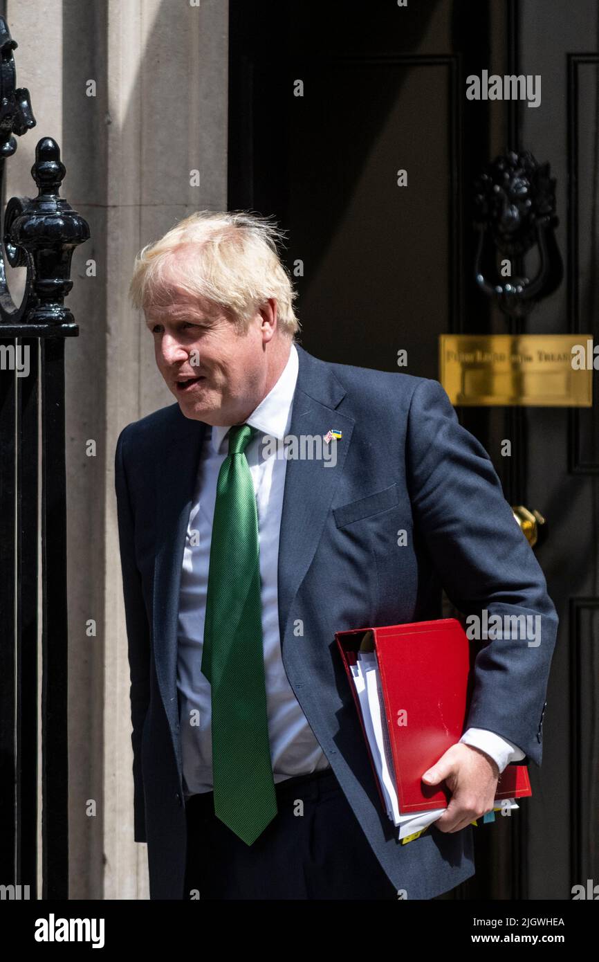 London, Großbritannien. 13. Juli 2022. Boris Johnson, scheidender Premierminister, verlässt die Downing Street 10, um Fragen des Premierministers (PMQs) im Unterhaus zu stellen. Die Abstimmung über einen von acht Kandidaten, der ihn als konservativen Parteivorsitzenden und Premierminister ersetzen soll, beginnt heute später. Kredit: Stephen Chung / Alamy Live Nachrichten Stockfoto London, Großbritannien. 13. Juli 2022. Boris Johnson, scheidender Premierminister, verlässt die Downing Street 10, um Fragen des Premierministers (PMQs) im Unterhaus zu stellen. Die Abstimmung über einen von acht Kandidaten, der ihn als konservativen Parteivorsitzenden und Premierminister ersetzen soll, beginnt heute später. Kredit: Stephen Chung / Alamy Live Nachrichten Stockfoto