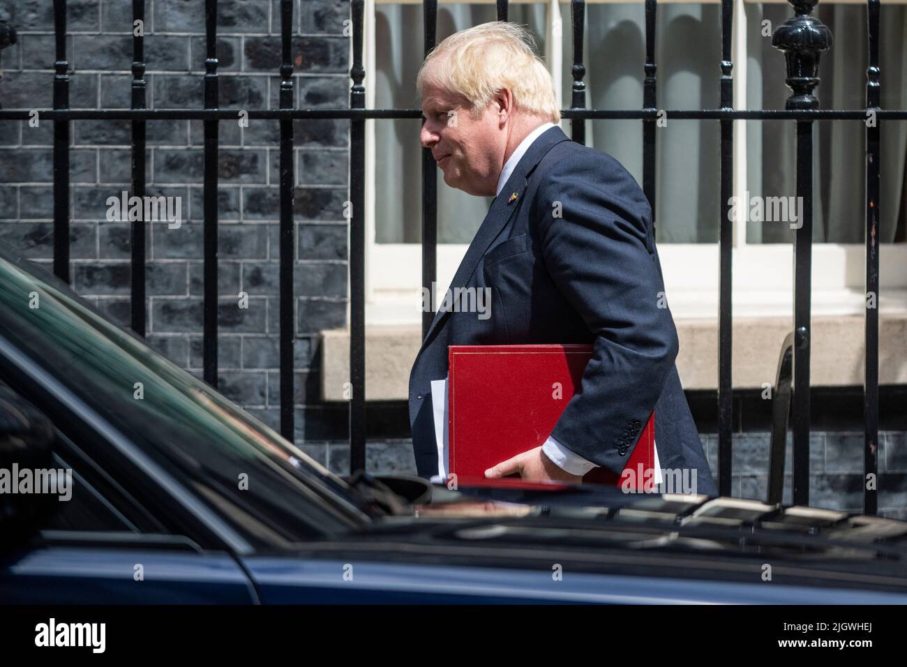 London, Großbritannien. 13. Juli 2022. Boris Johnson, scheidender Premierminister, verlässt die Downing Street 10, um Fragen des Premierministers (PMQs) im Unterhaus zu stellen. Die Abstimmung über einen von acht Kandidaten, der ihn als konservativen Parteivorsitzenden und Premierminister ersetzen soll, beginnt heute später. Kredit: Stephen Chung / Alamy Live Nachrichten Stockfoto London, Großbritannien. 13. Juli 2022. Boris Johnson, scheidender Premierminister, verlässt die Downing Street 10, um Fragen des Premierministers (PMQs) im Unterhaus zu stellen. Die Abstimmung über einen von acht Kandidaten, der ihn als konservativen Parteivorsitzenden und Premierminister ersetzen soll, beginnt heute später. Kredit: Stephen Chung / Alamy Live Nachrichten Stockfoto