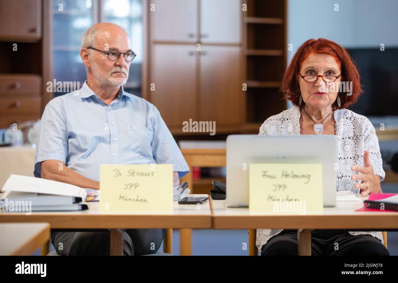 13. Juli 2022, Baden-Württemberg, Ludwigsburg: Bei einer Pressekonferenz zu schweren Vorwürfen von Gewalt und Missbrauch durch ehemalige Kinder im St. Josephs Haus gegen Nonnen des Karmelitenkordens, Florian Straus (l.) und Elisabeth Helming vom Institut für Praxisforschung und Projektberatung (IPP) sprechen über den dazugehörigen Abschlussbericht des IPP. Im Herbst 2019 beauftragte der Auftrag das Institut mit einer detaillierten Untersuchung der Vorfälle. Foto: Christoph Schmidt/dpa Stockfoto