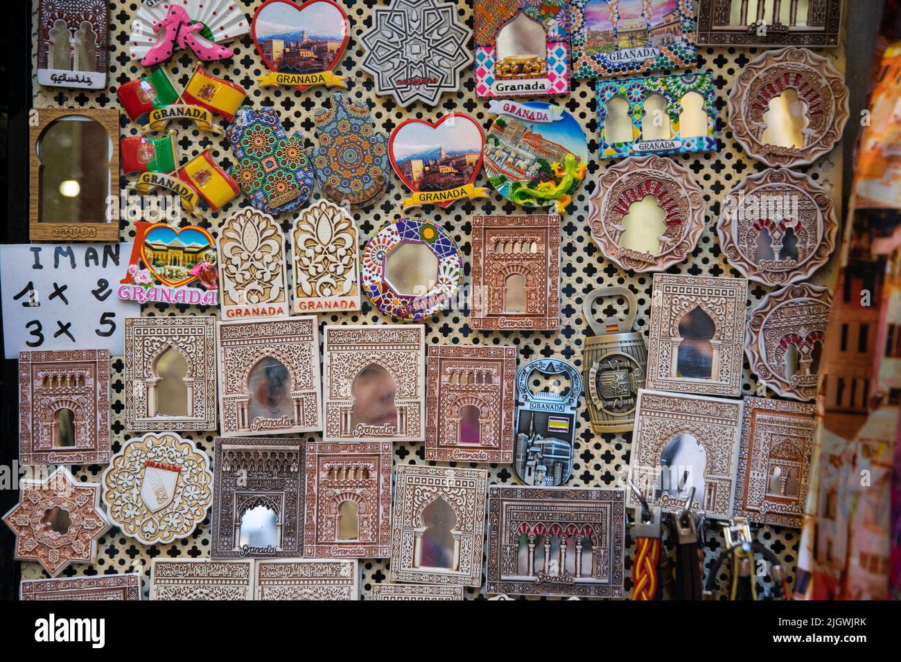 Magnetische Souvenirs in einem Geschäft in Granada, Spanien Stockfoto