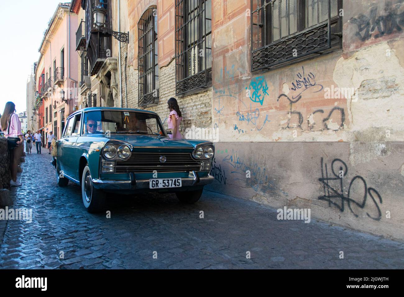 Altes Auto am Paseo de Los Tristes in Granada, Spanien Stockfoto