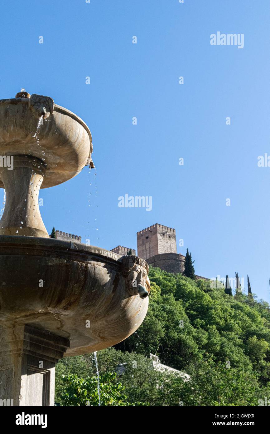 Blick auf den Alhambra-Palast vom Paseo de los Tristes, Granada, Spanien Stockfoto Blick auf den Alhambra-Palast vom Paseo de los Tristes, Granada, Spanien Stockfoto