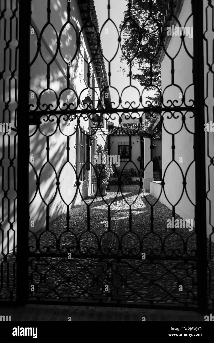 Tür zu einem Innengarten eines typischen Hauses in Granada, Albaicin, Granada Stockfoto