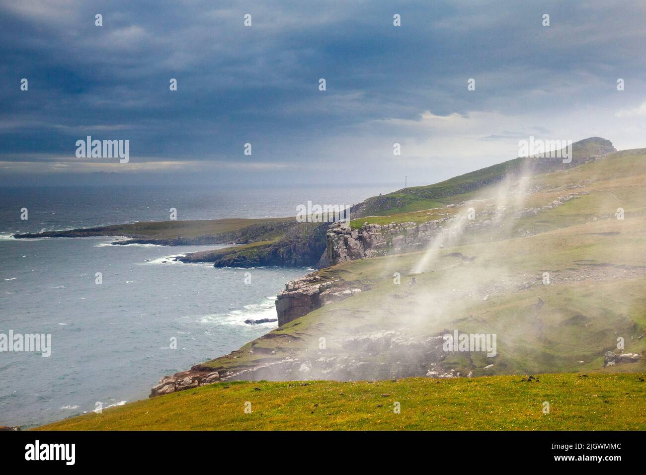 Blick in Richtung Neist Point in 40 Meile pro Stunde Stürme während zu versuchen, aufrecht zu bleiben, Isle of Skye, Schottland Stockfoto