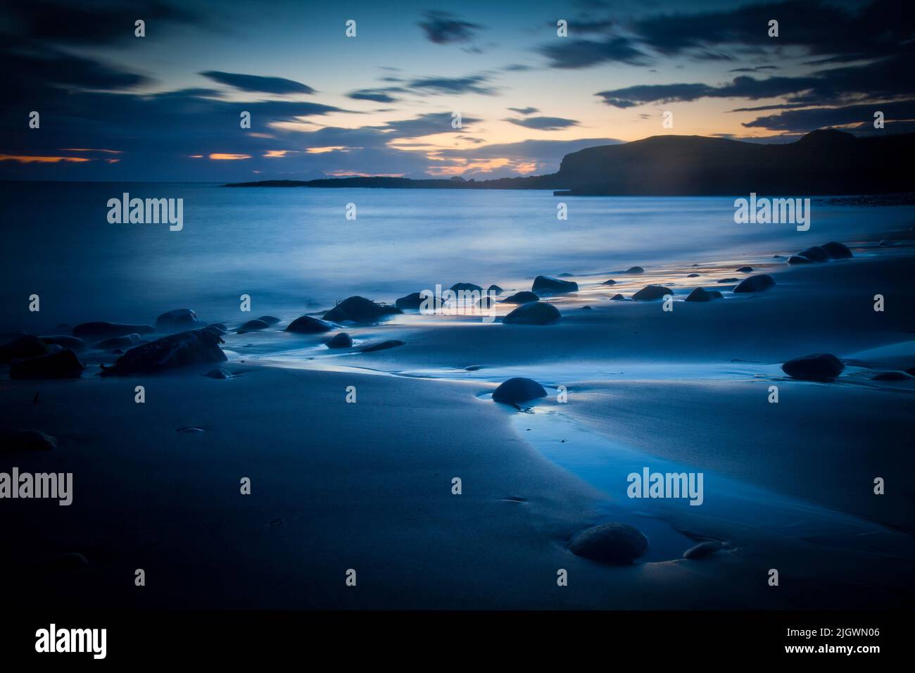 Langzeitbelichtung aufgenommen in der Kilmuir Bay nach Sonnenuntergang, Isle of Skye Stockfoto