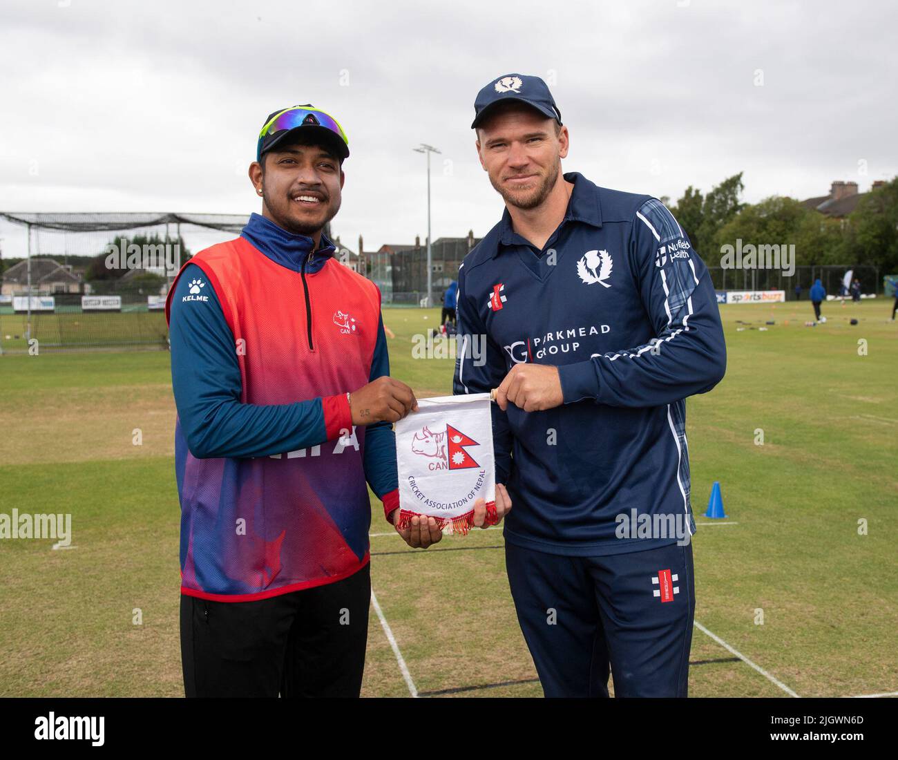 Titwood, Glasgow, 10.. Juli 2022. ICC Men's Cricket World Cup League 2 - Schottland V, Nepal. 10.. Juli 2022. Schottland stellt sich Nepal in der ICC Div 2 Men's Cricket World Cup League 2 in Titwood, Glasgow, vor. Foto zeigt: Nepal-Kapitän, Sandeep Lamichhane und Schottland-Kapitän Richie Berrington. Quelle: Ian Jacobs/Alamy Live News Stockfoto