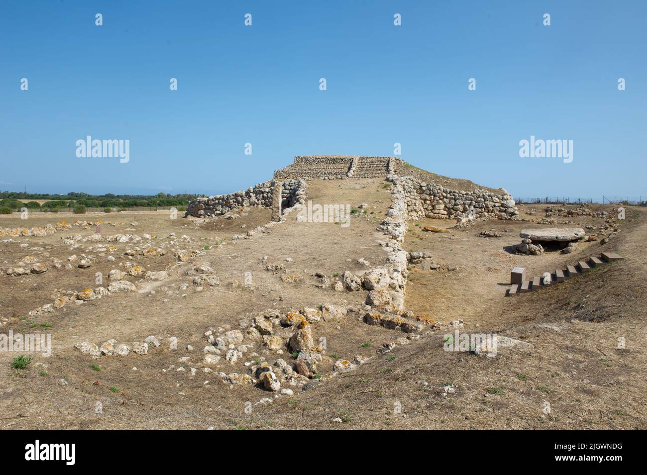 6 juni 2021 - Europa, Italien, Sardinien Vorhistorischer Altar der Monte d'Accoddi ist ein megalithisches Monument in Sassari, Ruinen einer antiken Stufenpyramide und ein Menhir Stockfoto
