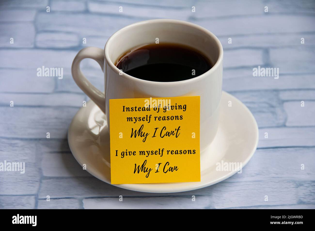 Motivationszitat auf gelbem Notizblock mit Kaffeetasse-Hintergrund - anstatt mir selbst Gründe zu nennen, warum ich nicht kann, gebe ich mir Gründe, warum ich kann. Motiv Stockfoto