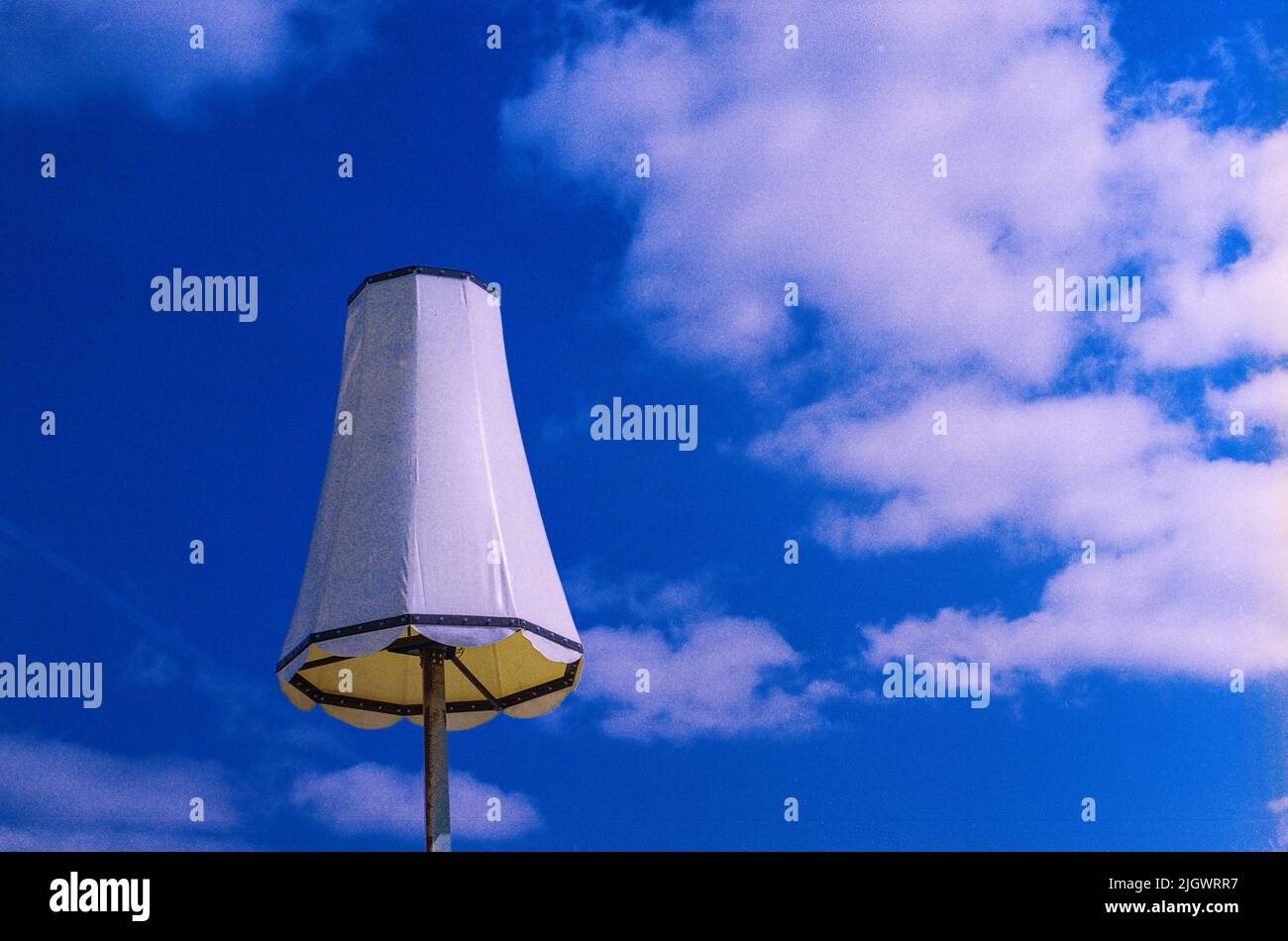 Rotterdam, Niederlande. Lampenschirm auf einem Pol gegen einen blauen Himmel. Ein industrielles Kunstwerk und Wahrzeichen im Hafen von Rotterdam. Stockfoto