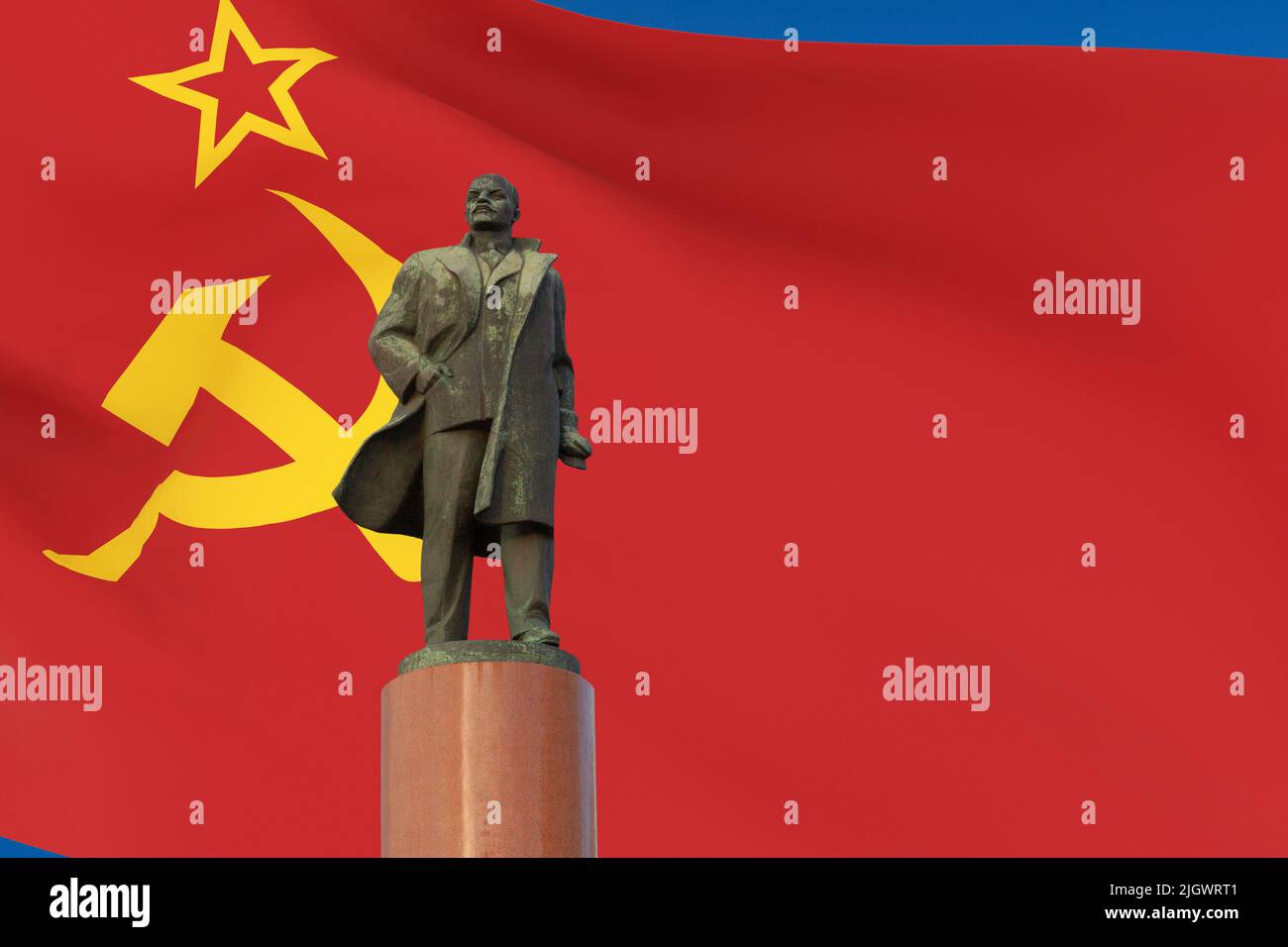 Denkmal für Wladimir Lenin vor dem Hintergrund der sich entwickelnden Flagge der Sowjetunion. Stockfoto