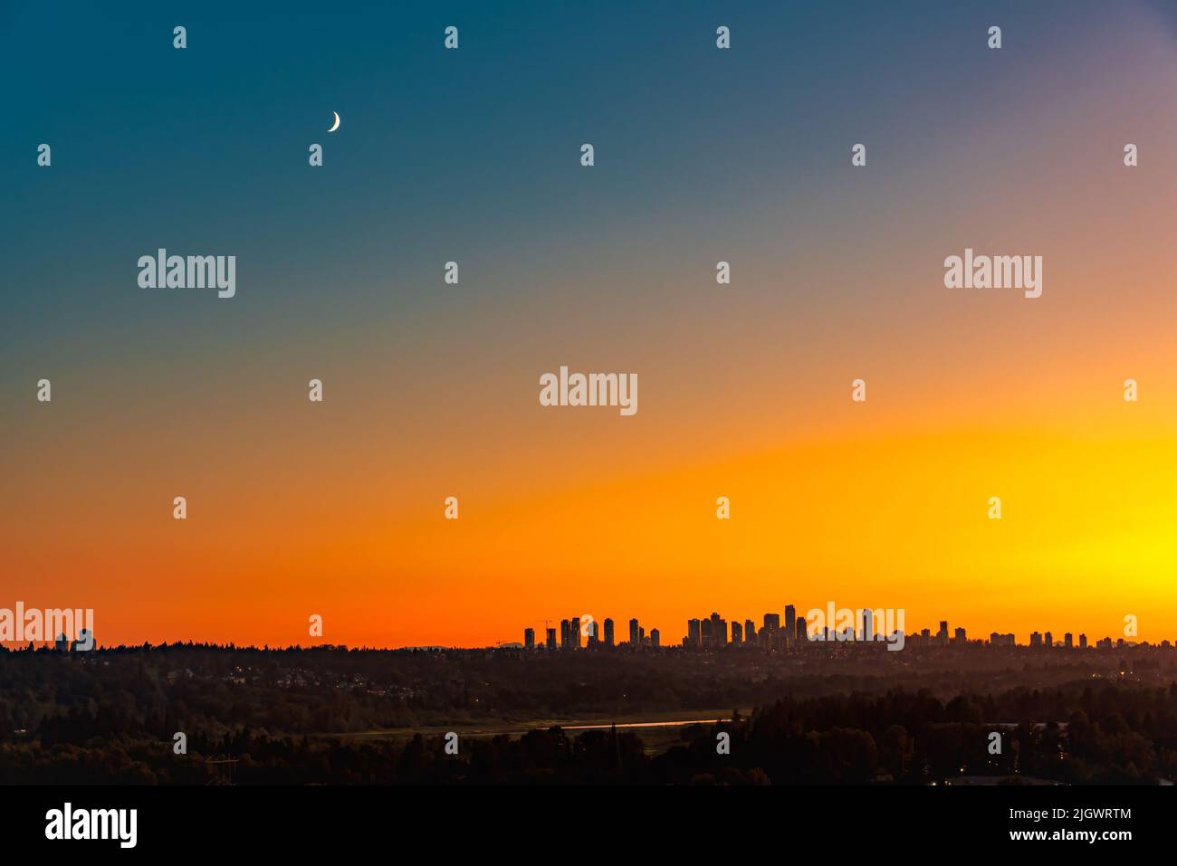 Metrotown-Viertel unter dem Mond auf Sonnenuntergang Himmel Hintergrund Stockfoto