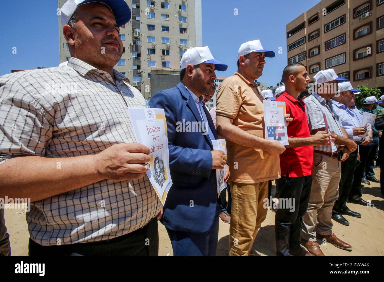 Gaza, Palästina. 13.. Juli 2022. Palästinensische Journalisten halten während eines Protestes in Gaza Plakate mit der Aufschrift „Gerechtigkeit für Schireen“. Palästinensische Journalisten organisierten im vergangenen Monat in der Stadt Jenin in Gaza-Stadt einen Protest, der Gerechtigkeit für den getöteten palästinensischen Journalisten Shireen Abu Aklei forderte, bevor der amerikanische Präsident Joe Biden heute Israel und die palästinensischen Gebiete besuchte. Kredit: SOPA Images Limited/Alamy Live Nachrichten Stockfoto