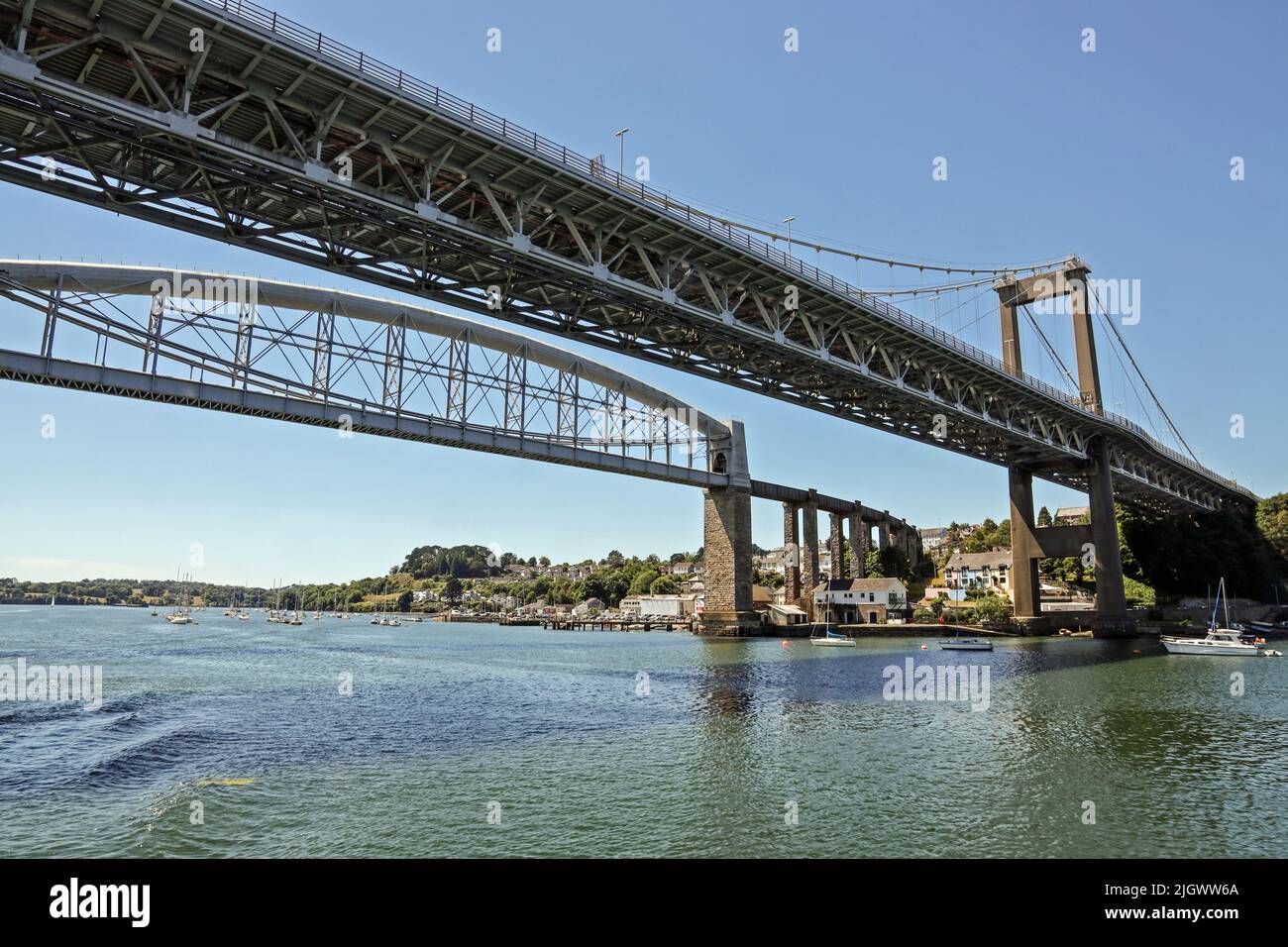 Die Tamar Road Bridge und Brunels Royal Albert Bridge von einem Kreuzer auf dem Fluss Tamar aus gesehen. Die Eisenbahnbrücke ist eine eingleisige historische Eisenbahn b Stockfoto