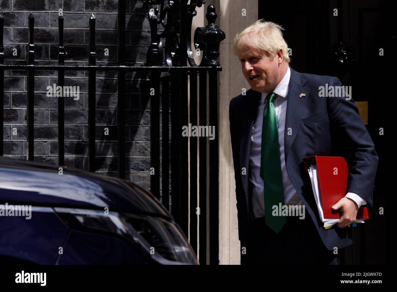 (220713) -- LONDON, 13. Juli 2022 (Xinhua) -- der britische Premierminister Boris Johnson verlässt die Downing Street 10, um Fragen des Premierministers in London, Großbritannien, am 13. Juli 2022 zu stellen. Boris Johnson trat in einer Erklärung an das Land am 7. Juli als britischer Premierminister und Vorsitzender der Konservativen Partei zurück. Der neue Premierminister des Vereinigten Königreichs (UK), der den Amtsinhaber Boris Johnson ersetzt, wird am 5. September bekannt gegeben, sagte Graham Brady, Vorsitzender des Ausschusses 1922 der Konservativen Partei, am Montag. (Foto von Tim Ireland/Xinhua) Stockfoto