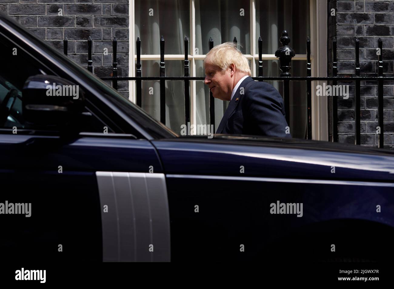 (220713) -- LONDON, 13. Juli 2022 (Xinhua) -- der britische Premierminister Boris Johnson verlässt die Downing Street 10, um Fragen des Premierministers in London, Großbritannien, am 13. Juli 2022 zu stellen. Boris Johnson trat in einer Erklärung an das Land am 7. Juli als britischer Premierminister und Vorsitzender der Konservativen Partei zurück. Der neue Premierminister des Vereinigten Königreichs (UK), der den Amtsinhaber Boris Johnson ersetzt, wird am 5. September bekannt gegeben, sagte Graham Brady, Vorsitzender des Ausschusses 1922 der Konservativen Partei, am Montag. (Foto von Tim Ireland/Xinhua) Stockfoto