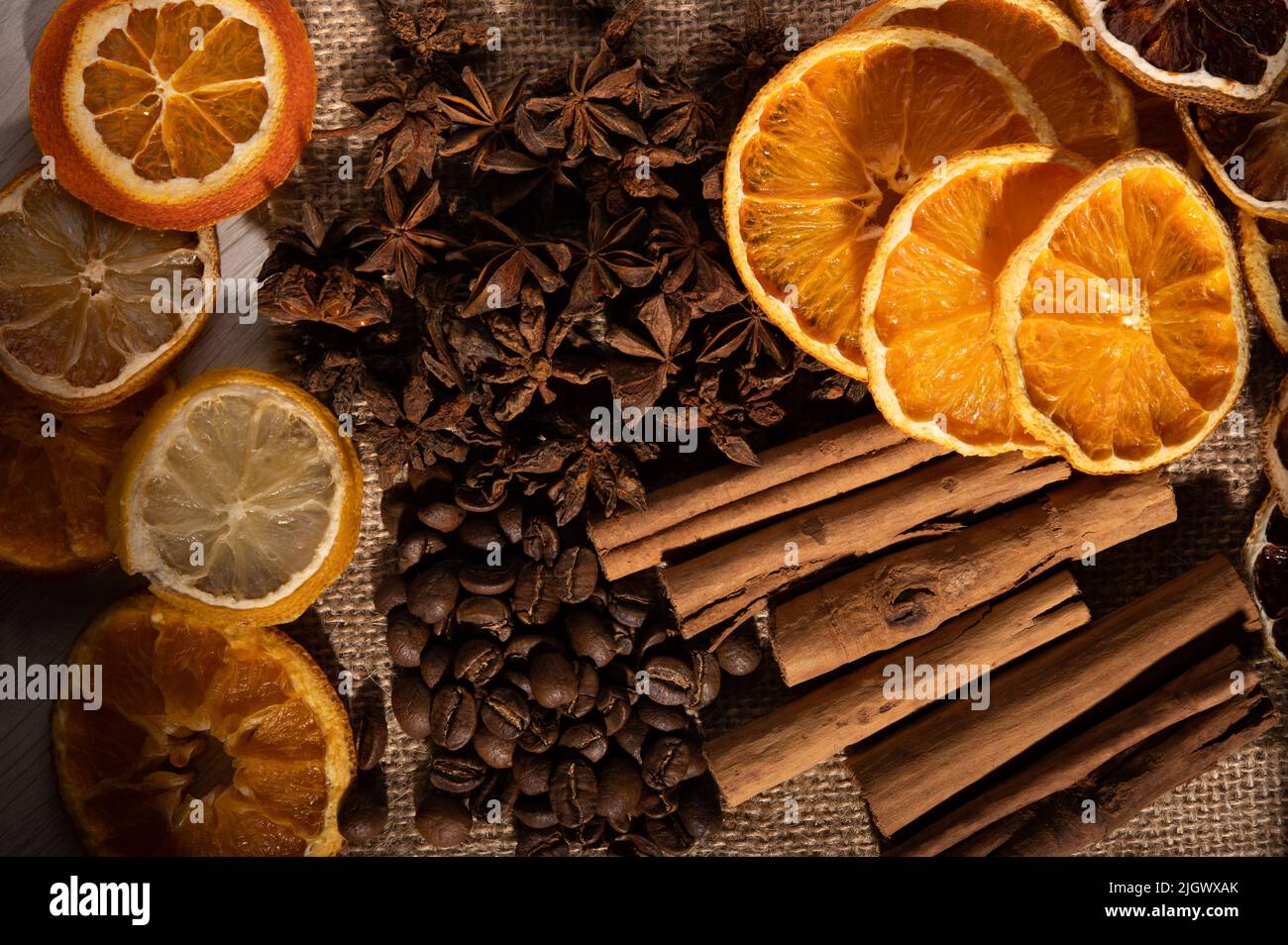 Zitrusfrüchte, Zimt, Sternanise und Kaffeebohnen aus nächster Nähe Stockfoto