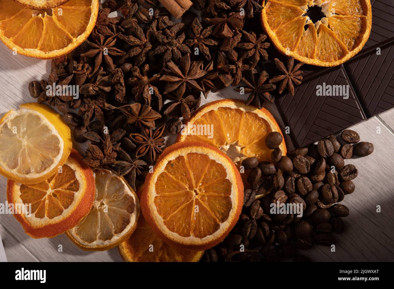 Zitrusfrüchte, Zimt, Sternanise, Kaffeebohnen und dunkle Schokolade aus nächster Nähe Stockfoto