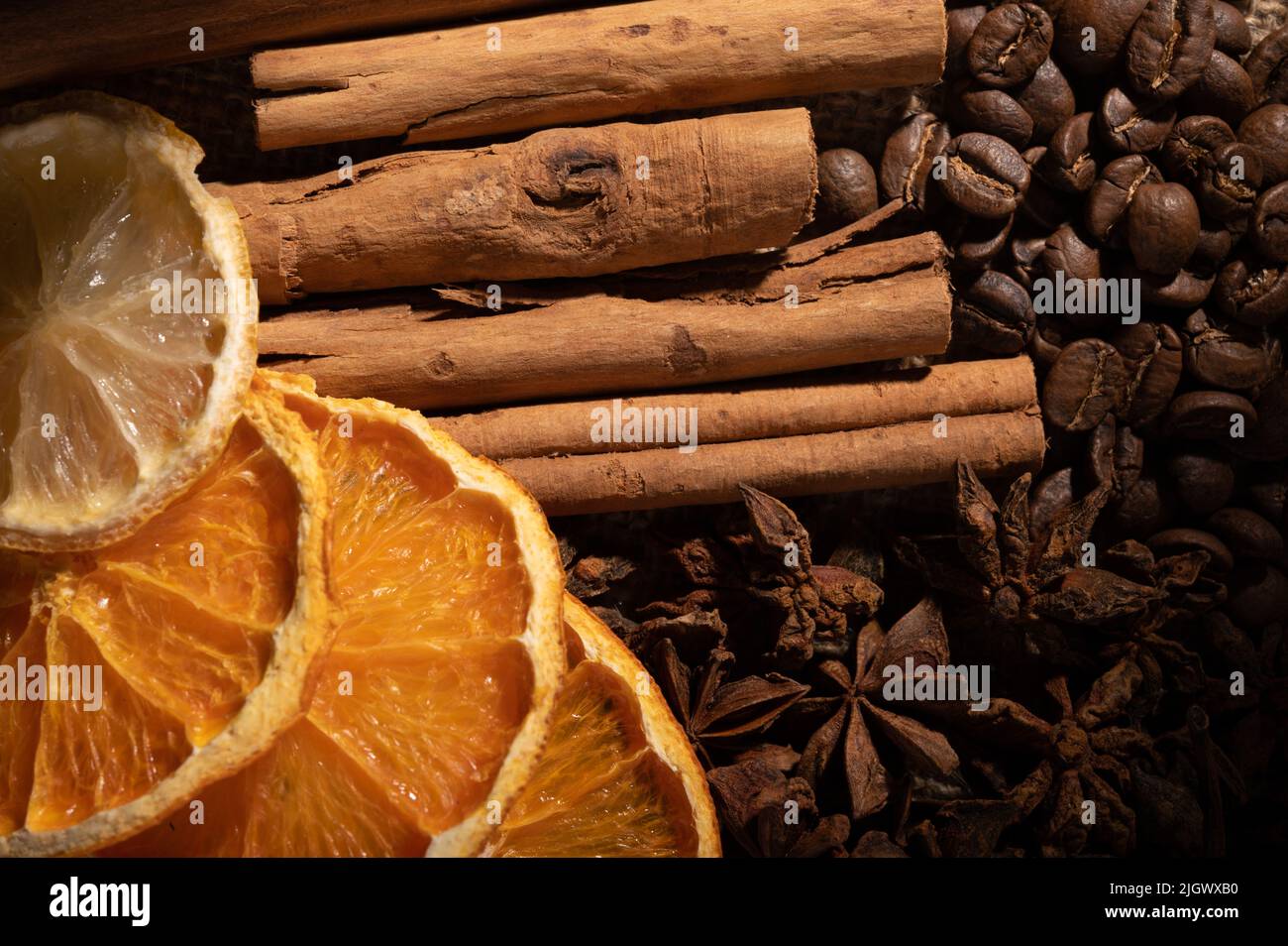 Zitrusfrüchte, Zimt, Sternanise und geröstete Kaffeebohnen. Stockfoto