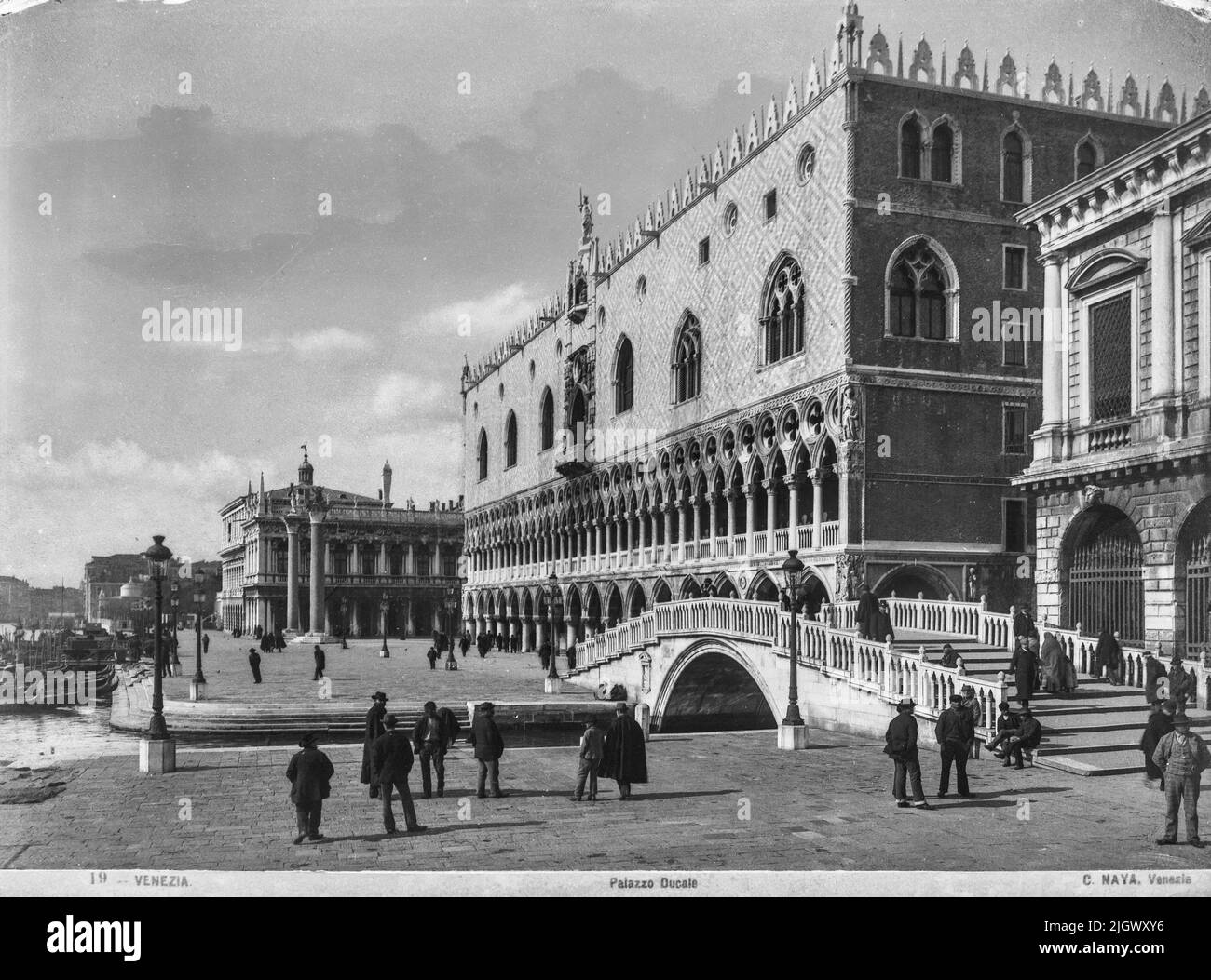 Blick auf den Ducale Palast von Carlo Naya zwischen 1868 und 1882. Das historische Archiv von Naya-Bohm ist ein Archiv von 25000 Glasplatten, die jetzt digitalisiert wurden, von Bildern Venedigs von 1868 bis 1882 (Carlo Naya) und dann bis 1950 (Bohm). Stockfoto