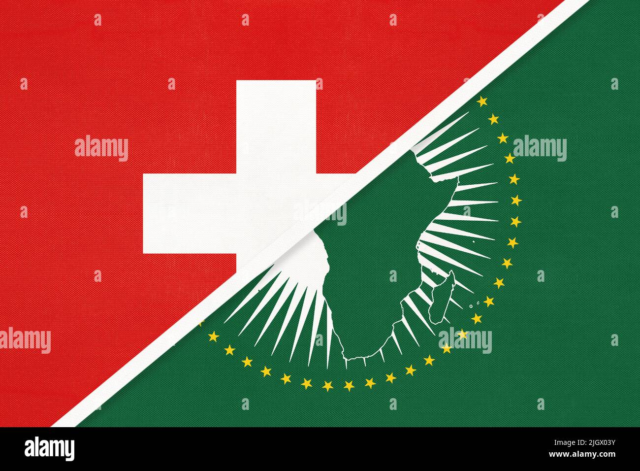 Afrikanische Union und Schweiz, Nationalflagge aus Textil. Afrika Kontinent vs Schweizer Symbol. Stockfoto