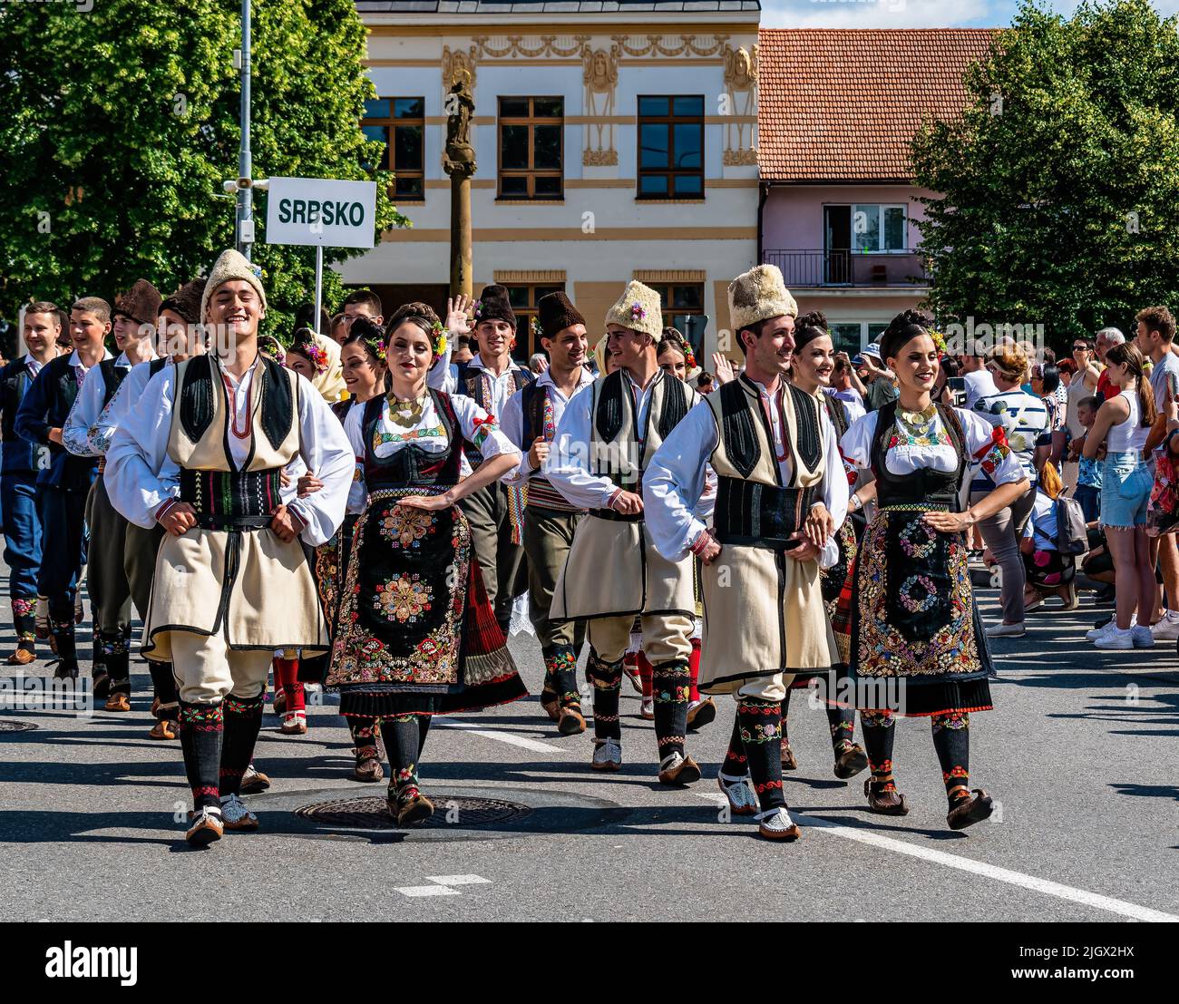 Straznice, Tschechische Republik - 25. Juni 2022 Internationales Folklore-Festival. Serbische Folklore-Ensemble auf dem Festival in Straznica Stockfoto