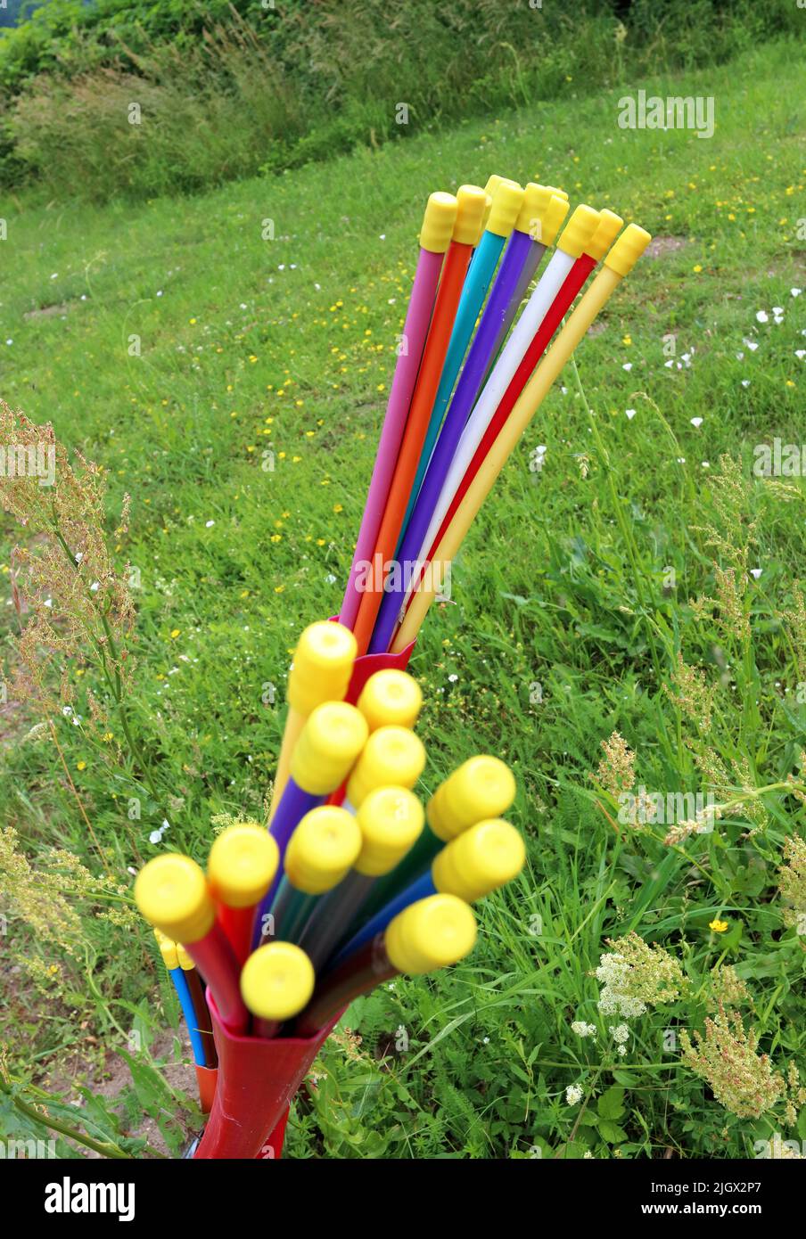 Kappte Glasfaserkabel ragen in einem ländlichen Gebiet in Norddeutschland (Rügen) über den Boden Stockfoto