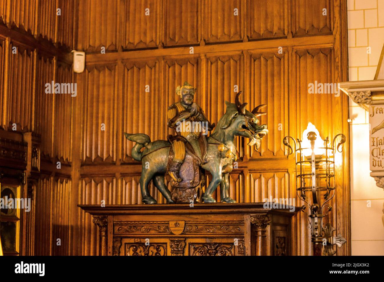 Eine alte Statue von Mann auf Pferd auf einem braunen Tisch im Kasteel De Haar Schloss, Utrecht, Niederlande Stockfoto